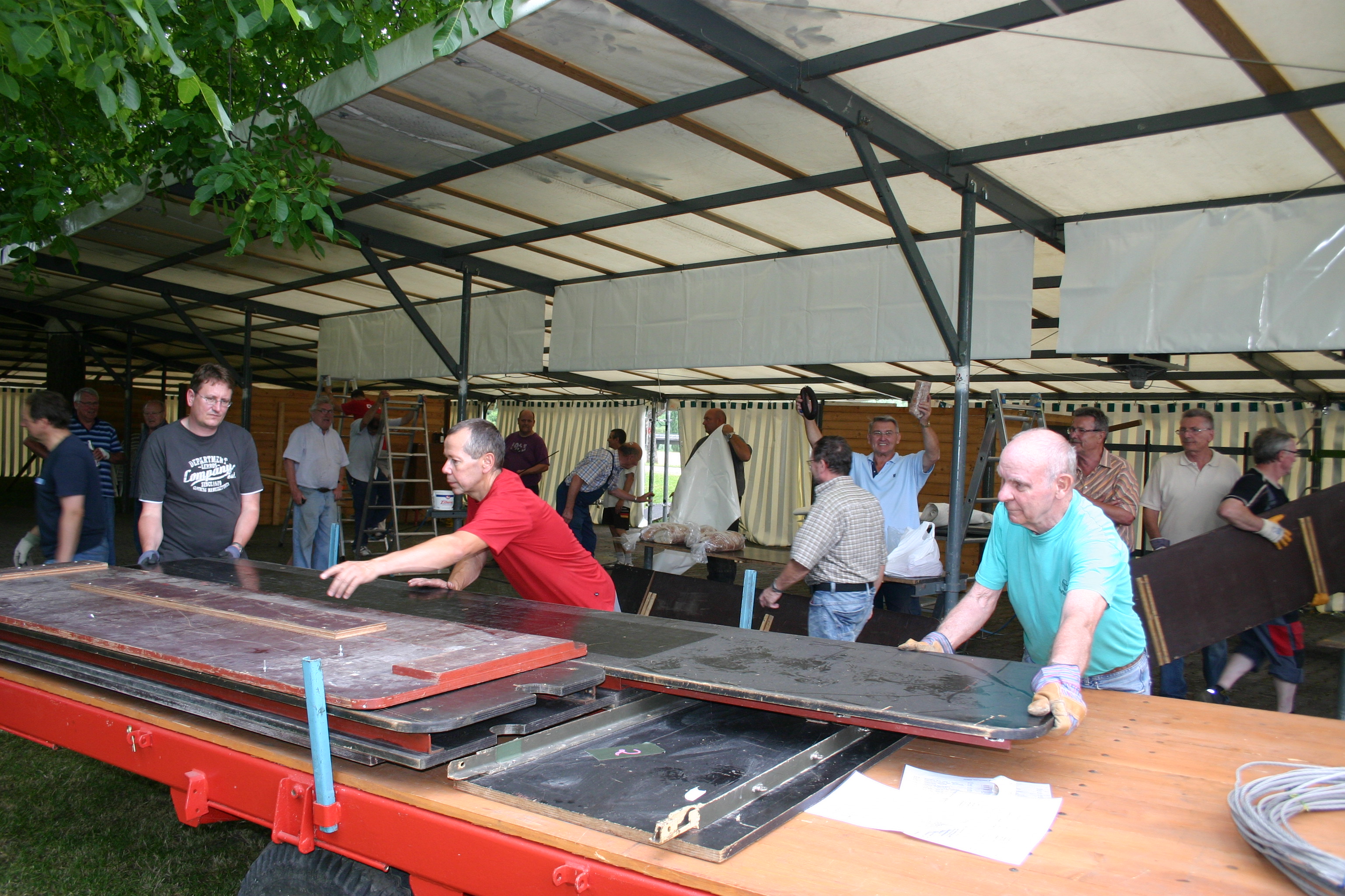  Gartenfestbesucher